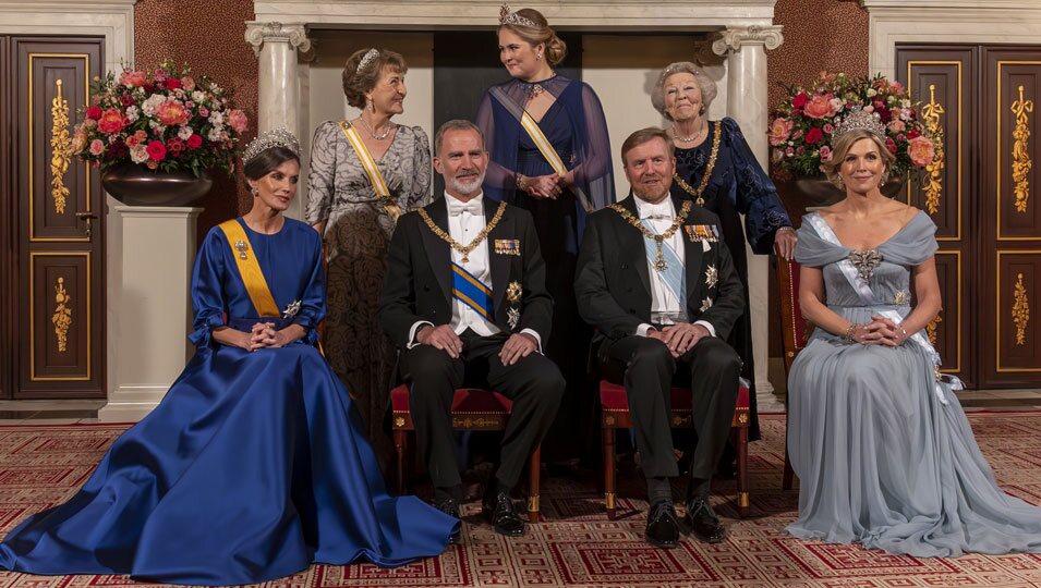 Los Reyes Felipe y Letizia posan con la Familia Real Holandesa en la cena de gala por su Visita de Estado a Países Bajos
