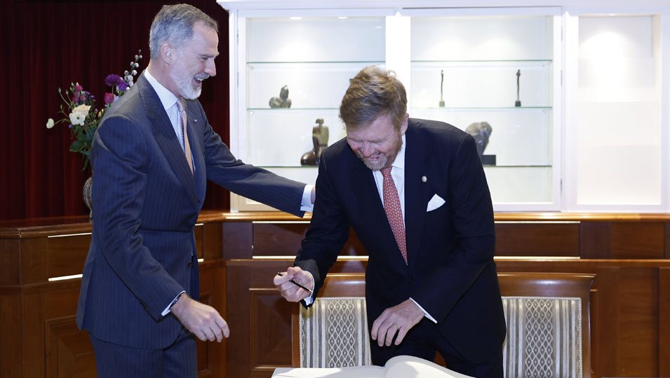 El Rey Felipe VI  y Guillermo Alejandro de Holanda bromeando en el Foro Empresarial entre España y Países Bajos