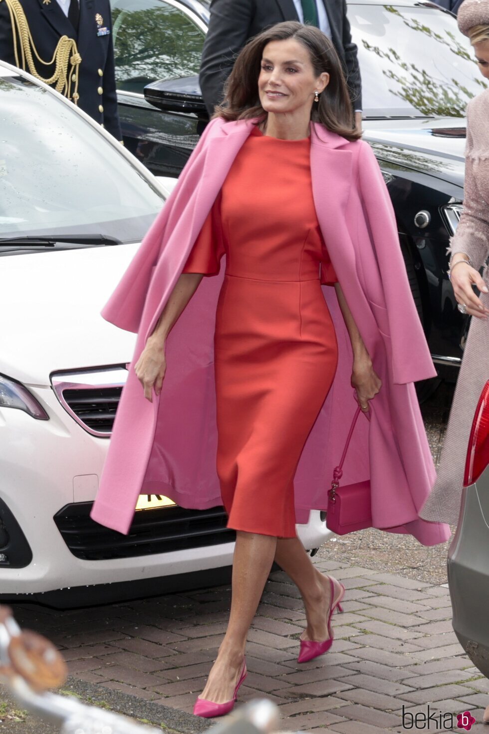 La Reina Letizia con un vestido naranja y abrigo rosa en su Visita de Estado a Países Bajos