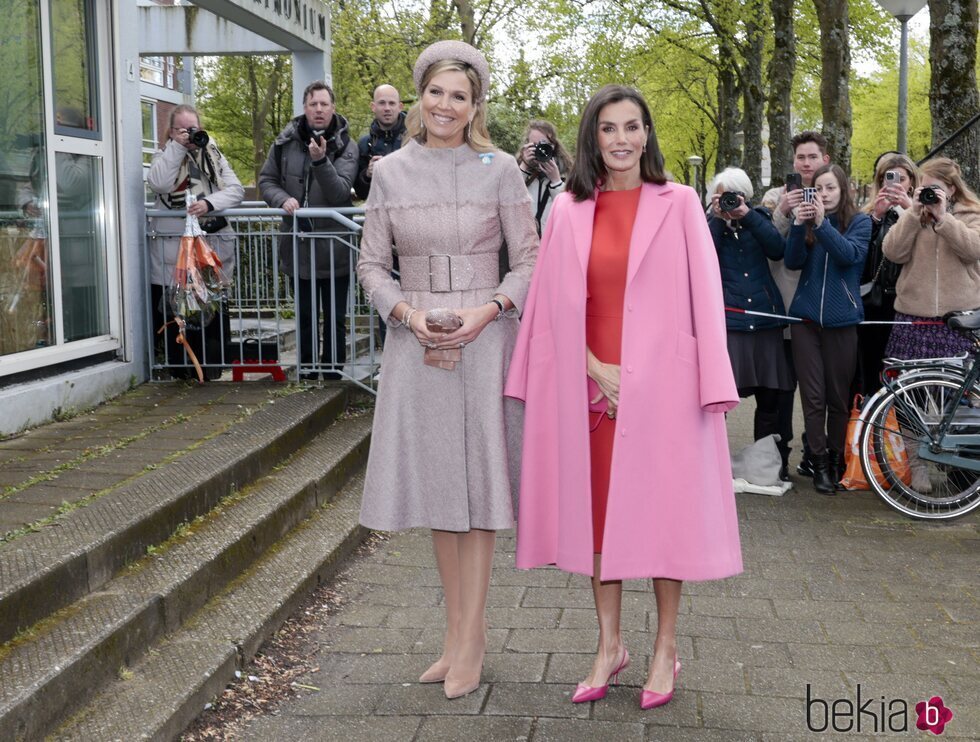 Máxima de Holanda y la Reina Letizia, muy sonrientes en Amsterdam
