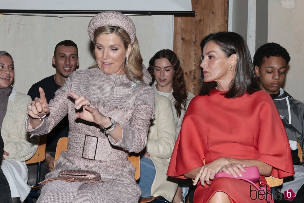 Máxima de Holanda hablando con la Reina Letizia en la Visita de Estado de los Reyes de España en Países Bajos