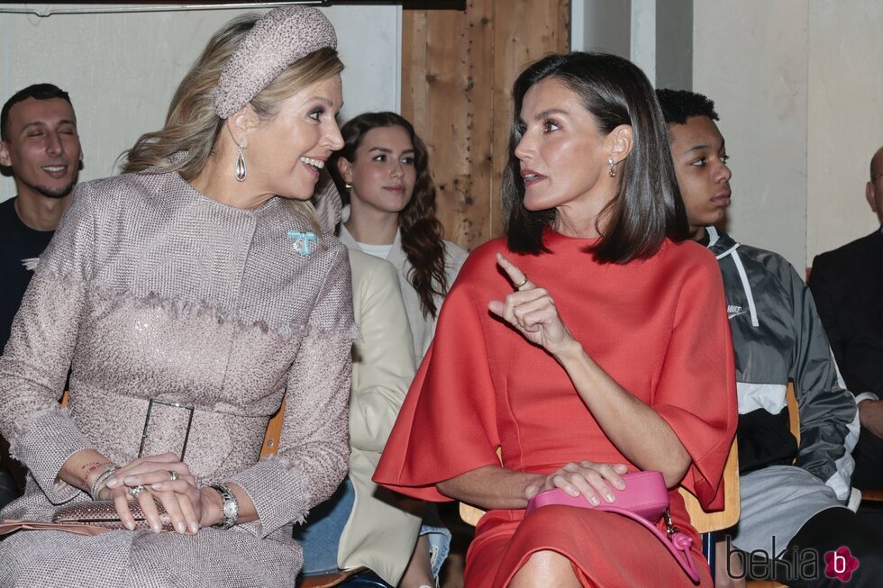La Reina Letizia y Máxima de Holanda hablando en LAB6 en la Visita de Estado de los Reyes de España a Países Bajos