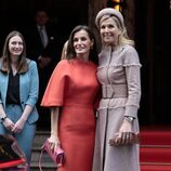 La Reina Letizia y Máxima de Holanda posan muy cómplices en el Festival de Cine Español de Amsterdam