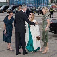 Amalia de Holanda hace una genuflexión ante el Rey Felipe en su Visita de Estado a los Países Bajos