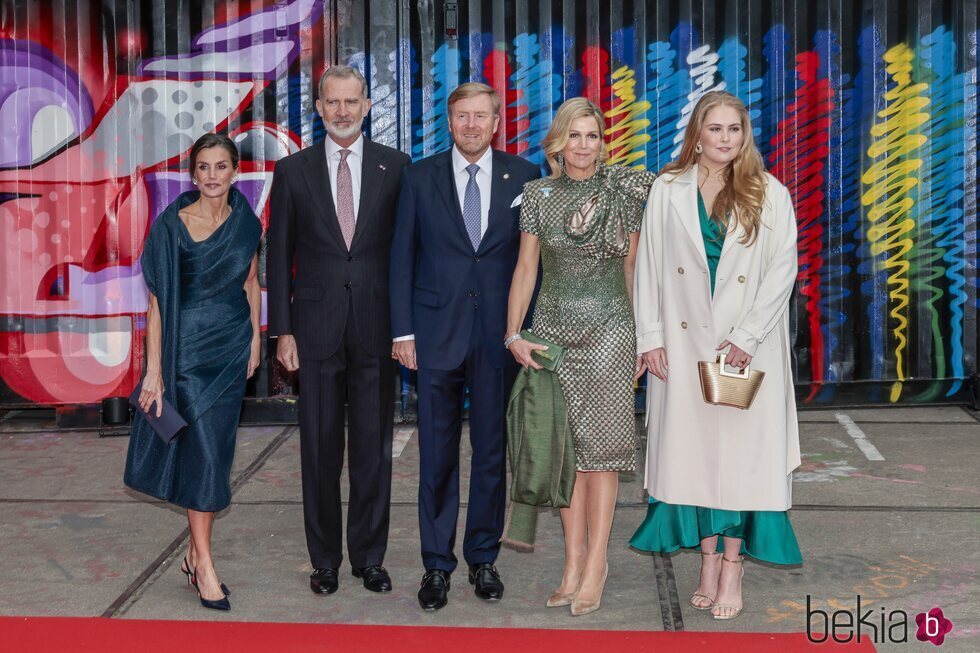 Los Reyes Felipe y Letizia con los Reyes de Holanda y la Princesa en la Visita de Estado a los Países Bajos en el Museo Straat
