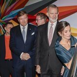 La Reina Letizia firma en una obra en su visita al Museo Straat en Ámsterdam