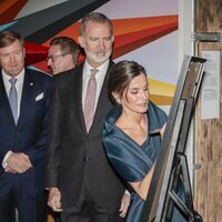 La Reina Letizia firma en una obra en su visita al Museo Straat en Ámsterdam