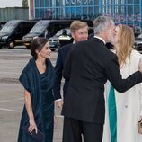 El Rey Felipe VI y Amalia de Holanda se saludan con un beso ante la Reina Letizia y Guillermo Alejandro y Máxima de Holanda