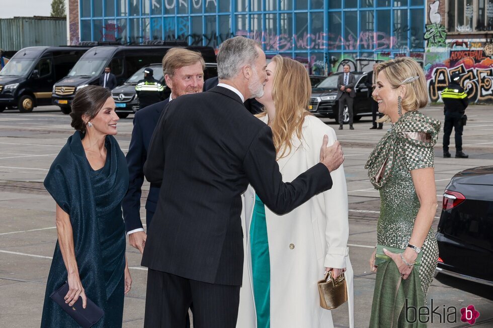 El Rey Felipe VI y Amalia de Holanda se saludan con un beso ante la Reina Letizia y Guillermo Alejandro y Máxima de Holanda