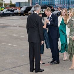 Guillermo Alejandro de Holanda saluda a la Reina Letizia en presencia del Rey Felipe VI y de Máxima y Amalia de Holanda