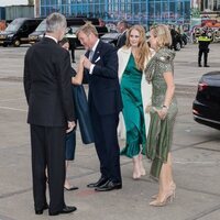 Guillermo Alejandro de Holanda saluda a la Reina Letizia en presencia del Rey Felipe VI y de Máxima y Amalia de Holanda