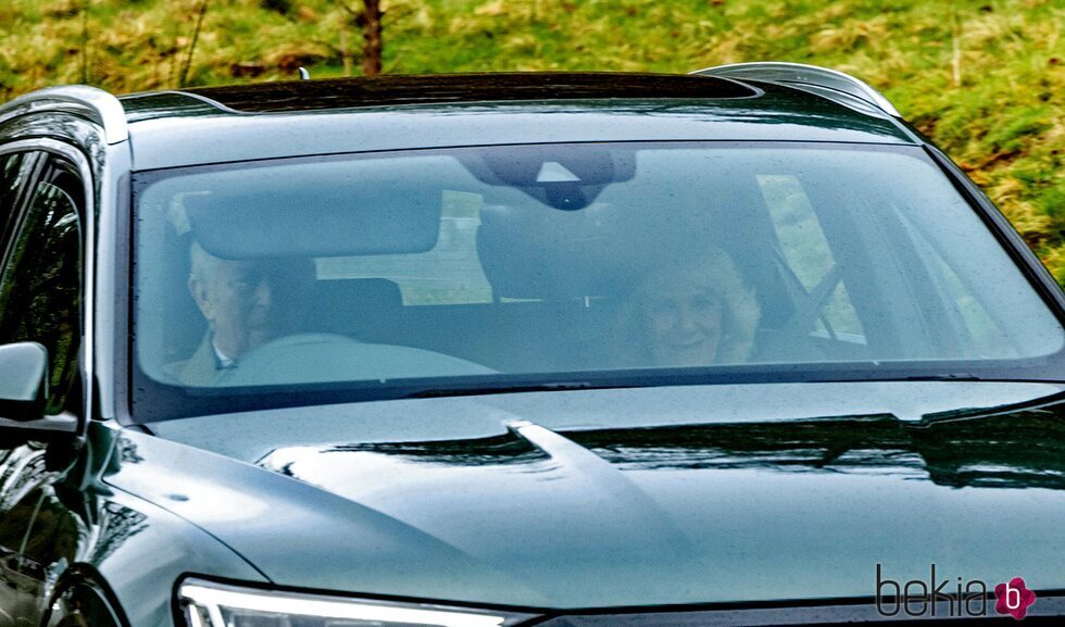 El Rey Carlos III conduciendo junto a la Reina Camilla de camino a misa cerca de Balmoral