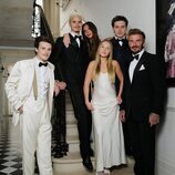 Victoria Beckham con su marido y sus hijos en su 50 cumpleaños