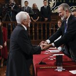 El Rey Felipe VI felicita a Luis Mateo Díaz en la entrega del Premio Cervantes 2023