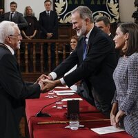 El Rey Felipe VI felicita a Luis Mateo Díez en la entrega del Premio Cervantes 2023