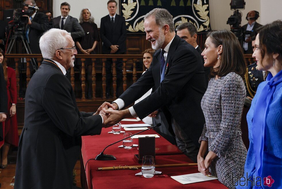 El Rey Felipe VI felicita a Luis Mateo Díez en la entrega del Premio Cervantes 2023