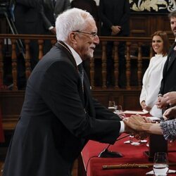 La Reina Letizia felicita a Luis Mateo Díez en la entrega del Premio Cervantes 2023