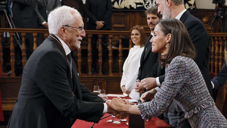La Reina Letizia felicita a Luis Mateo Díez en la entrega del Premio Cervantes 2023
