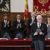 Luis Mateo Díez, aplaudido por los Reyes Felipe y Letizia en la entrega del Premio Cervantes 2023