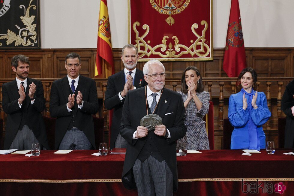 Luis Mateo Díez, aplaudido por los Reyes Felipe y Letizia en la entrega del Premio Cervantes 2023