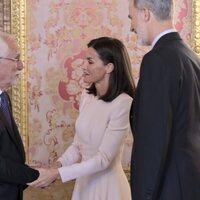 La Reina Letizia, muy cariñosa con Luis Mateo Díez en el almuerzo por el Premio Cervantes 2023
