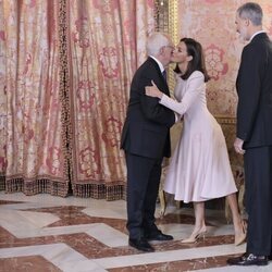 La Reina Letizia y Luis Mateo Díez se saludan con un beso en el almuerzo por el Premio Cervantes 2023