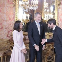 Ernest Urtasun saluda a los Reyes Felipe y Letizia en el almuerzo por el Premio Cervantes 2023