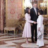 Sonsoles Ónega saluda a los Reyes Felipe y Letizia en el almuerzo por el Premio Cervantes 2023