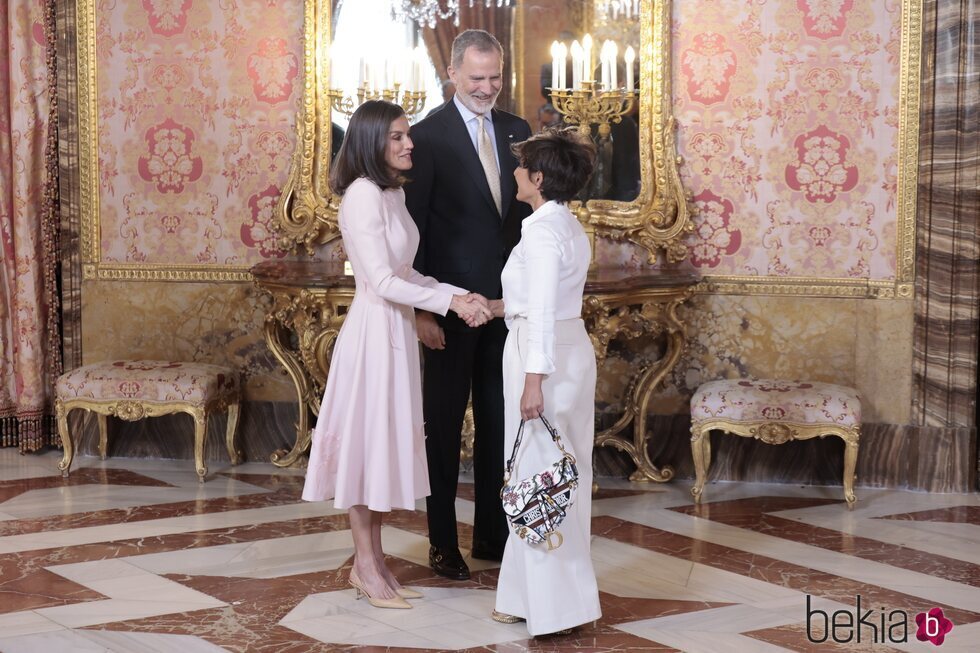 Sonsoles Ónega saluda a los Reyes Felipe y Letizia en el almuerzo por el Premio Cervantes 2023