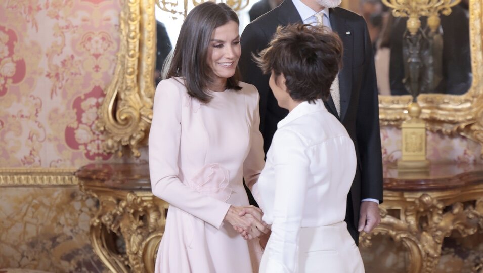 La Reina Letizia y Sonsoles Ónega en el almuerzo por el Premio Cervantes 2023