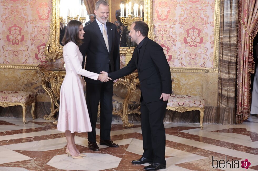 Ángel Martín saluda a los Reyes Felipe y Letizia en el almuerzo por el Premio Cervantes 2023