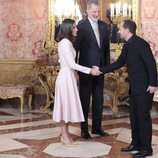 Ángel Martín saluda a los Reyes Felipe y Letizia en el almuerzo por el Premio Cervantes 2023