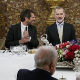Ernest Urtasun, Felipe VI e Isabel Díaz Ayuso en el almuerzo por el Premio Cervantes 2023