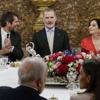 Ernest Urtasun, Felipe VI e Isabel Díaz Ayuso en el almuerzo por el Premio Cervantes 2023