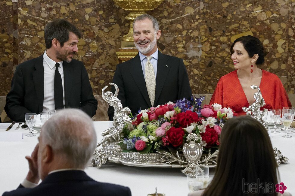 Ernest Urtasun, Felipe VI e Isabel Díaz Ayuso bromeando en el almuerzo por el Premio Cervantes 2023