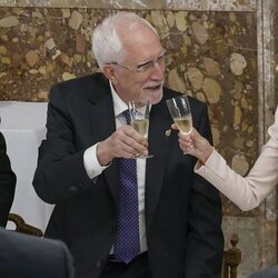 La Reina Letizia y Luis Mateo Díez brindando en el almuerzo por el Premio Cervantes 2023