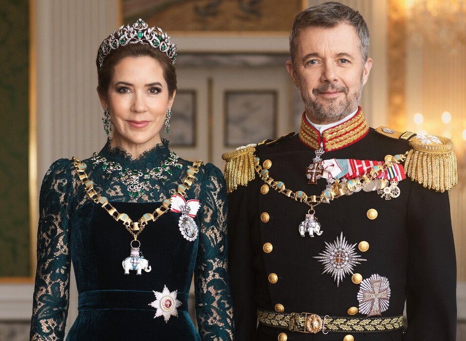 Primer retrato oficial de gala de Federico y Mary de Dinamarca como reyes