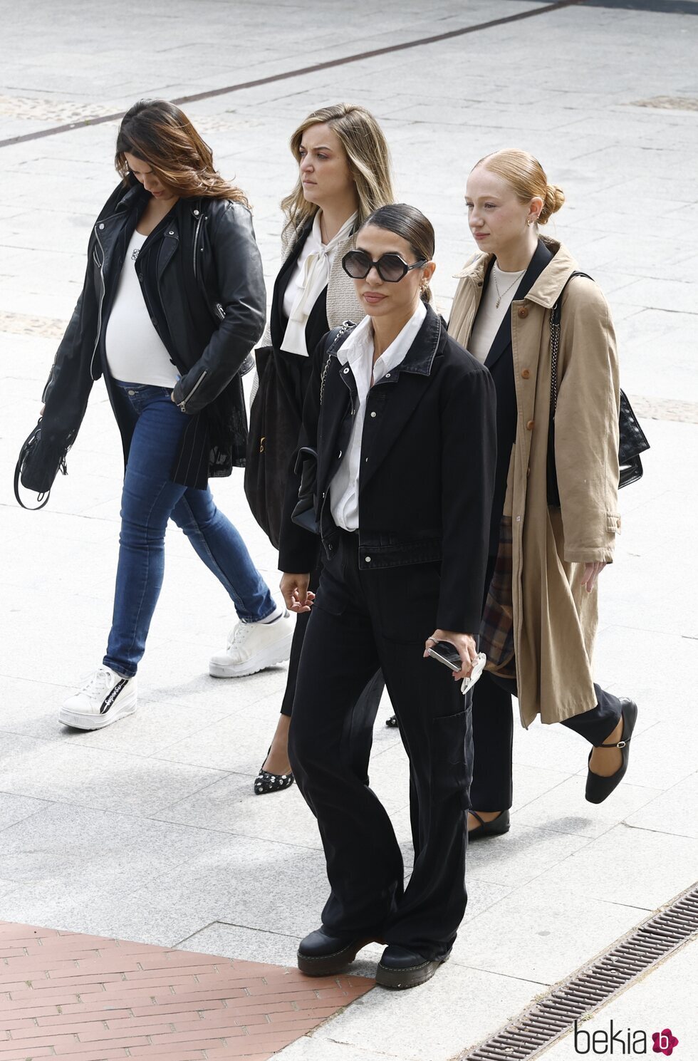 Elena Tablada y demás personas llegando a sede judicial por el juicio por la custodia de su hija