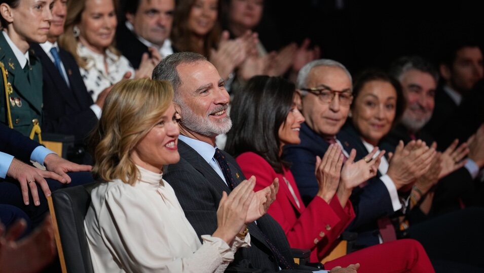 Los Reyes Felipe y Letizia, muy divertidos en el acto conmemorativo de Barcelona 92