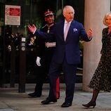 El Rey Carlos III, muy animado junto a la Reina Camilla en su vuelta a los actos oficiales