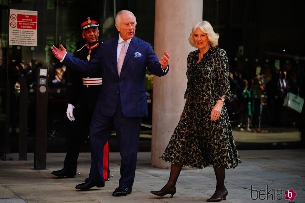 El Rey Carlos III, muy animado junto a la Reina Camilla en su vuelta a los actos oficiales