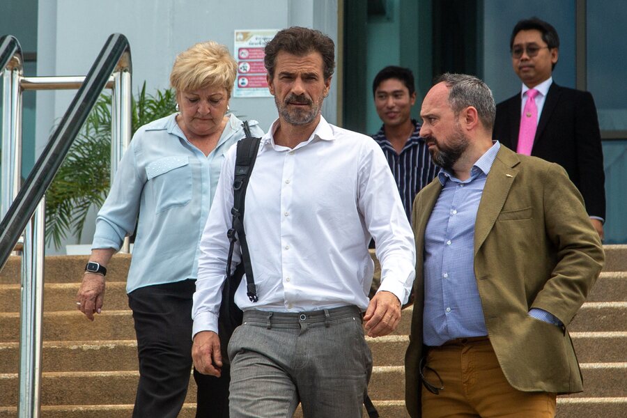 Rodolfo Sancho, Carmen Balfagón y Ramón Chippirrás saliendo del Tribunal de Koh Samui durante el juicio a Daniel Sancho