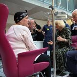 Carlos III hablando con una enferma de cáncer en el Centro Oncológico Macmillan