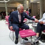 El Rey Carlos III coge de la mano a una paciente con cáncer en el Centro Oncológico Macmillan