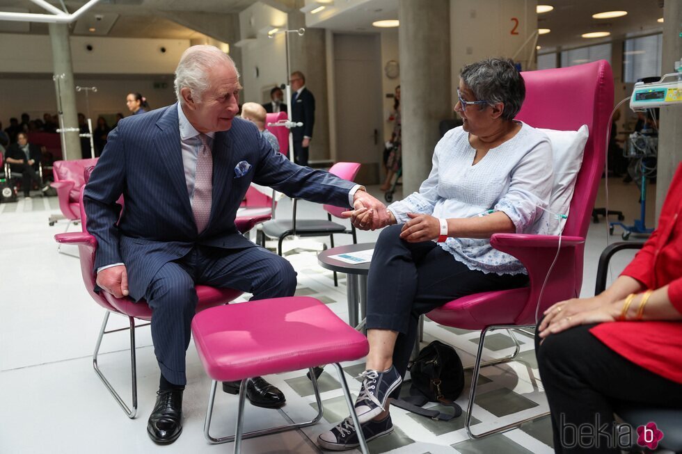 El Rey Carlos III coge de la mano a una paciente con cáncer en el Centro Oncológico Macmillan
