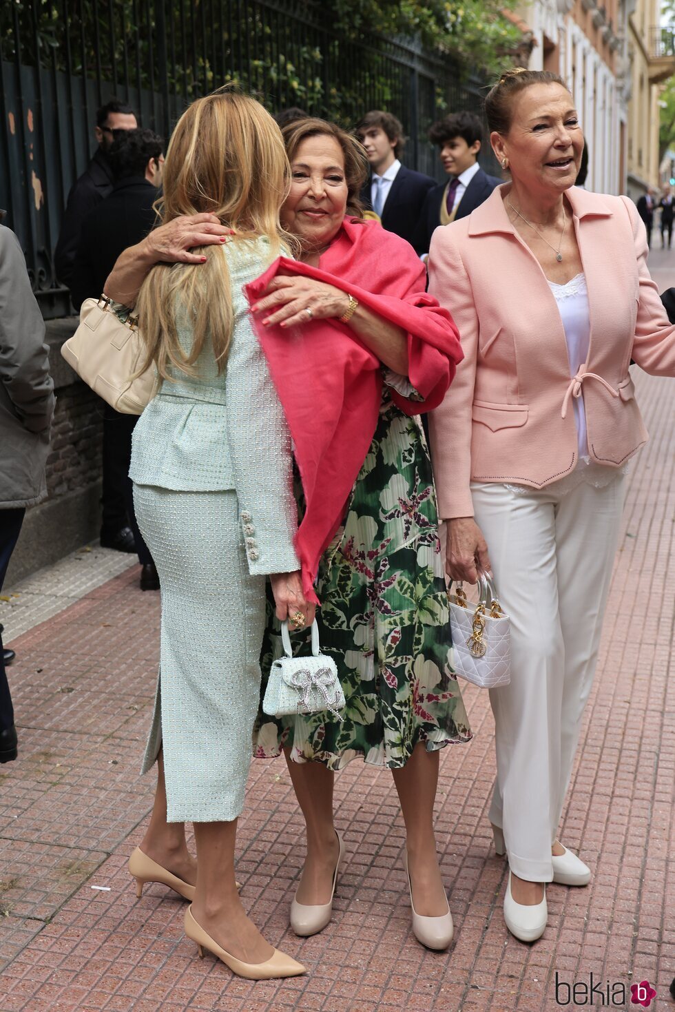 Ana Obregón saluda a su hermana Celia García Obregón en la boda de Javier García-Obregón y Eugenia Gil