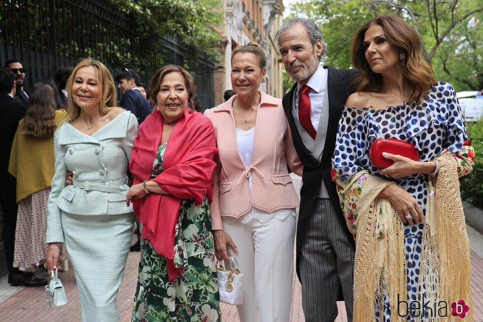 Ana Obregón, sus hermanos Celia, Amalia y Javier García Obregón y María Thevenet en la boda de Javier García-Obregón y Eugenia Gil