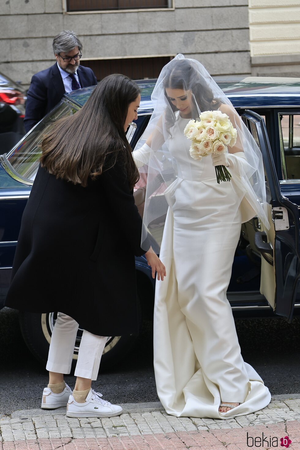 Eugenia Gil vestida de novia a su llegada a su boda con Javier García-Obregón