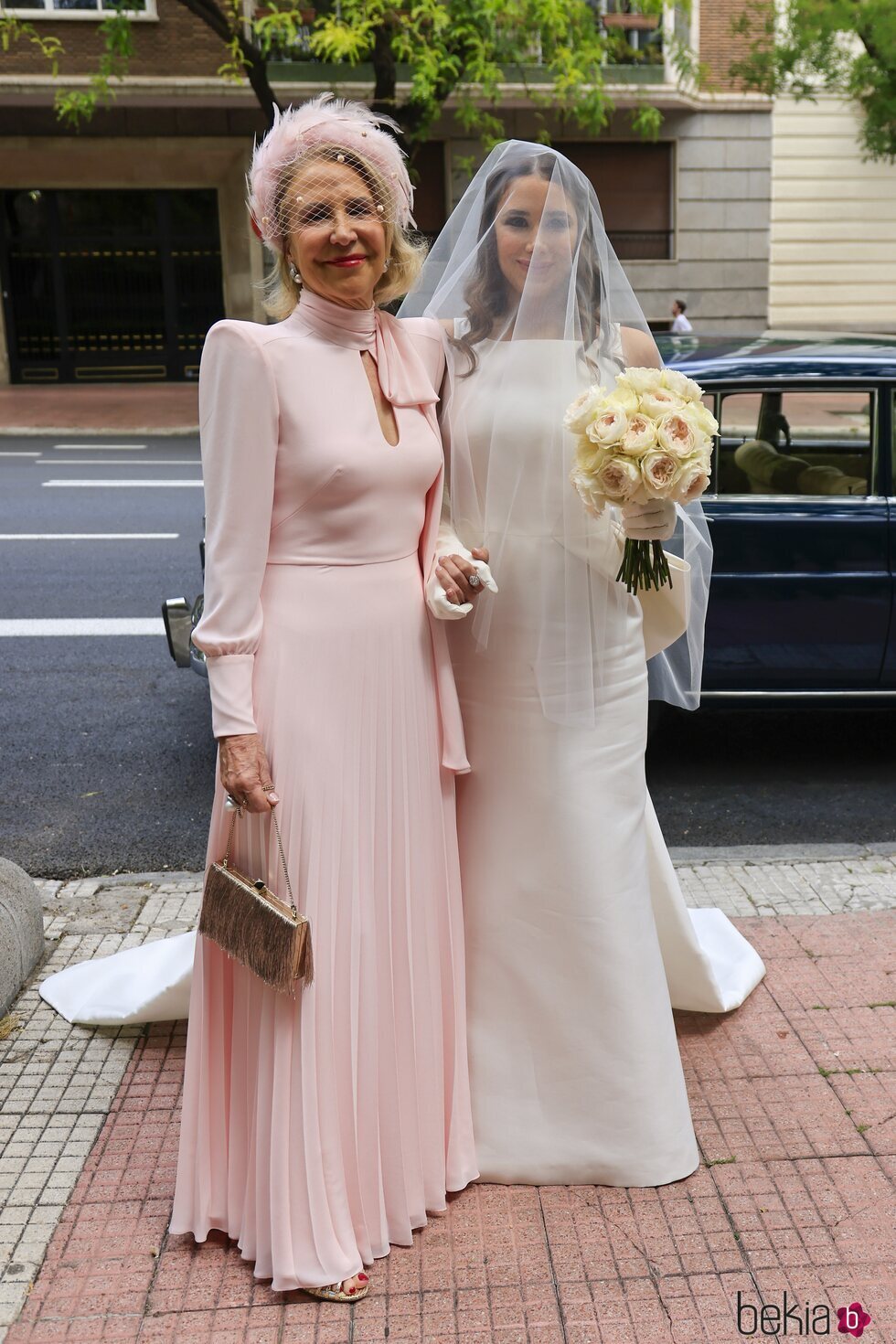 Eugenia Gil y su madre en su boda con Javier García-Obregón