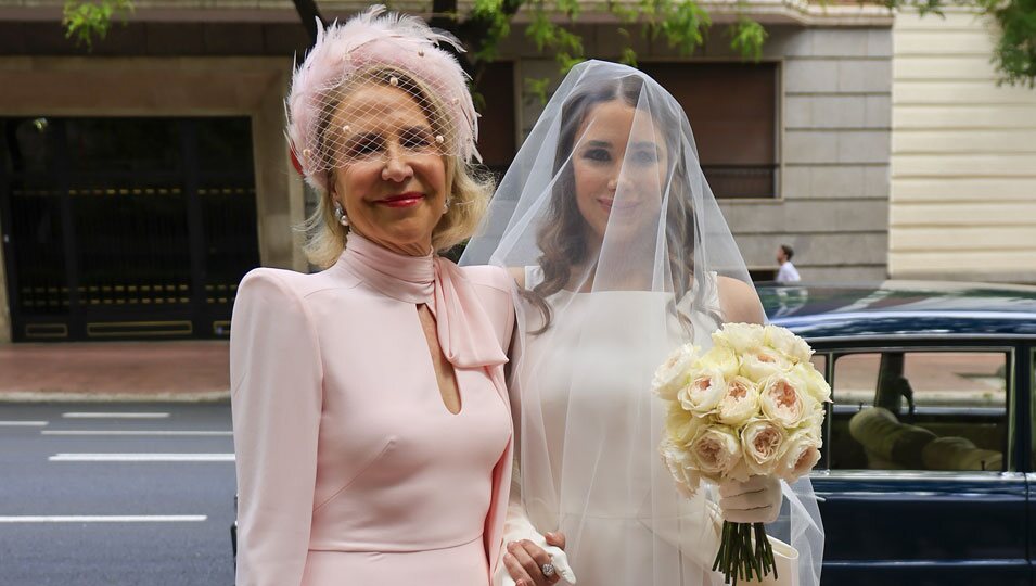 Eugenia Gil y su madre en su boda con Javier García-Obregón